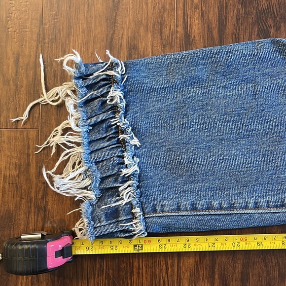 Levi’s Wedgie Fit Ruffle Hem Cropped Jeans - Picture 11 of 12